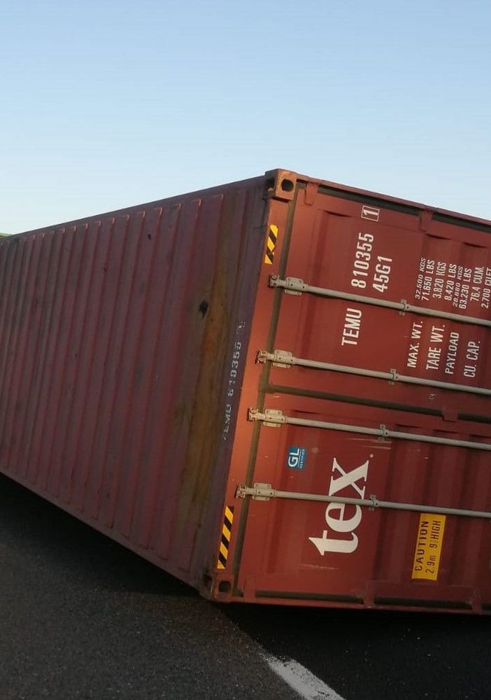 Incidente in A21, si ribalta il rimorchio di un autoarticolato