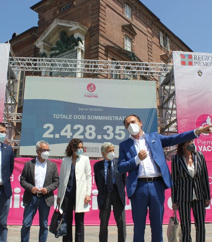 Il presidente del Piemonte Alberto Cirio con la sua giunta