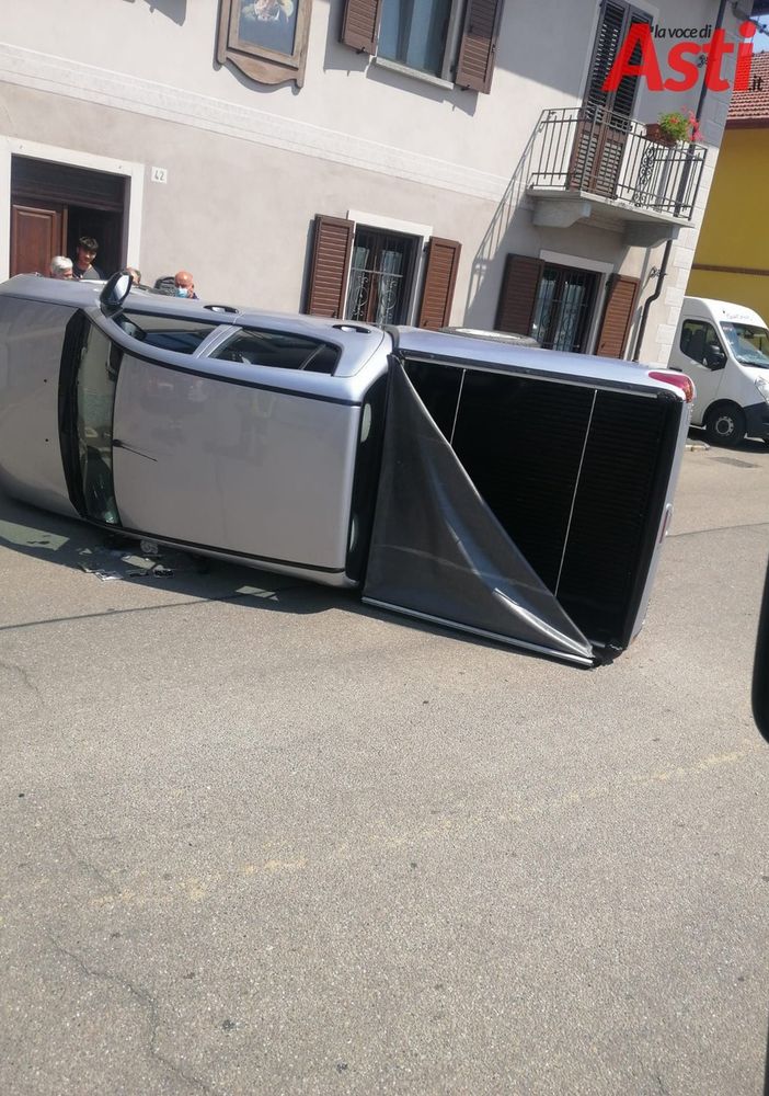 Villanova: incidente in via Carlo V, un'auto ribaltata