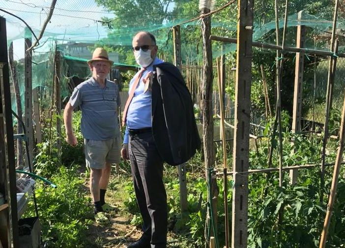 Il sindaco Rasero in visita agli orti sociali di località San Quirico