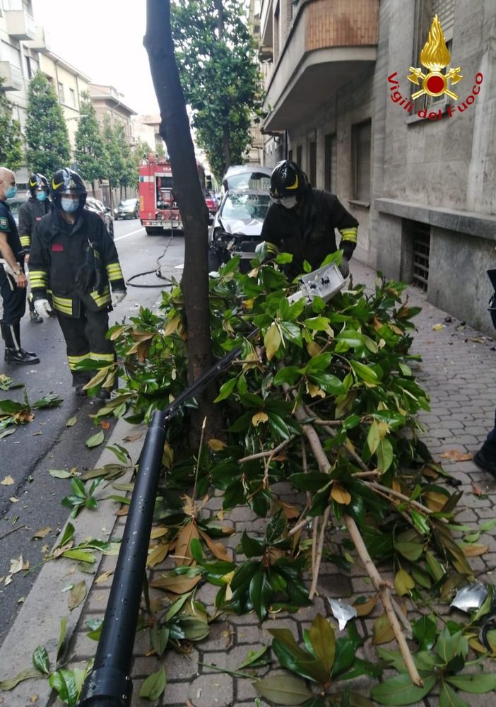 Perde il controllo dell'auto centrando un palo e un albero in corso Dante