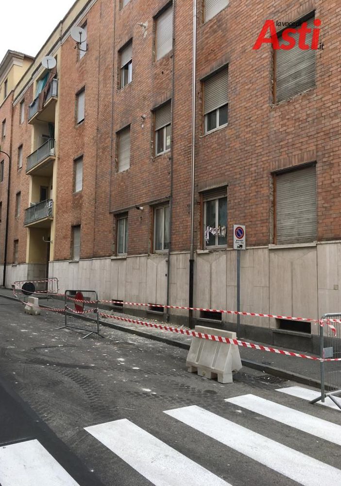 Asti: cadono pezzi di intonaco in strada in via Malta. Area transennata