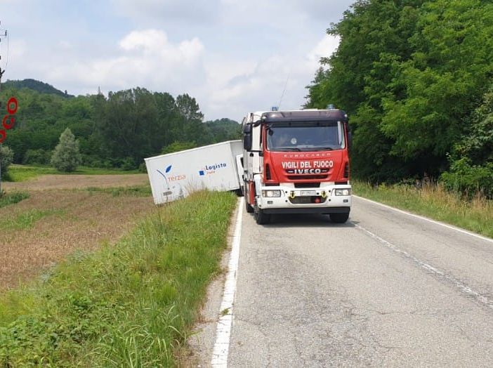Recupero furgone fuori strada a Passerano Marmorito