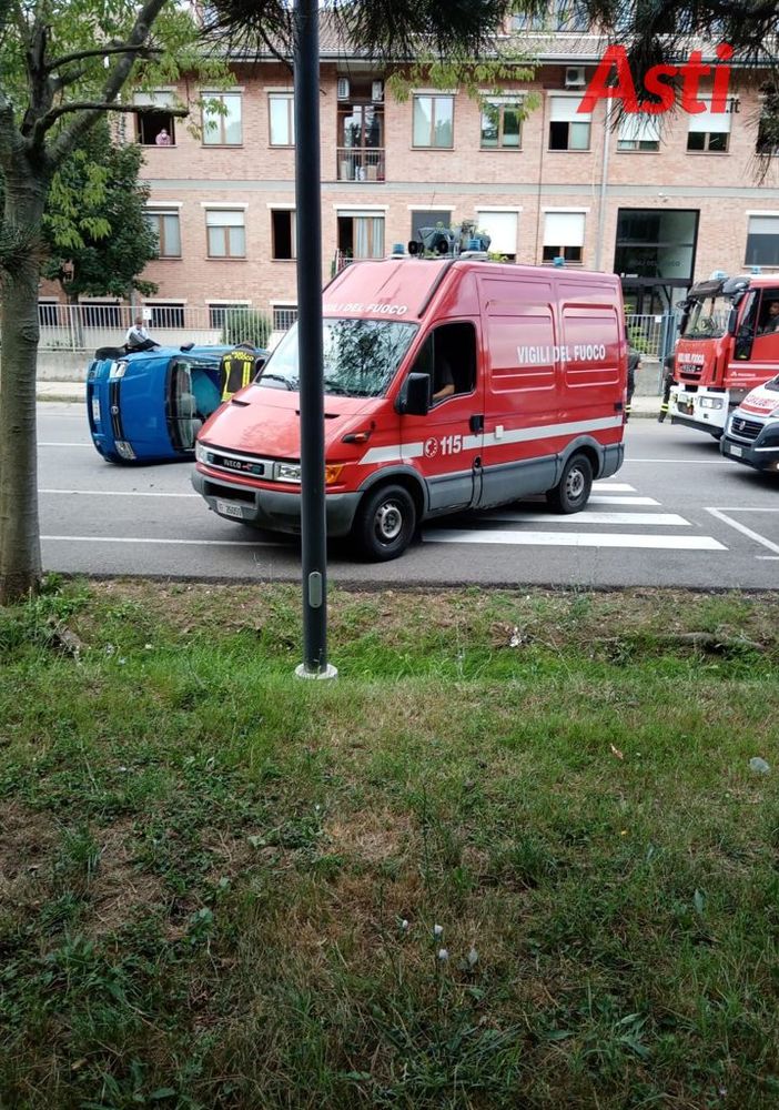 Asti: incidente davanti alla caserma dei vigili del fuoco. Una Panda ribaltata (FOTO)