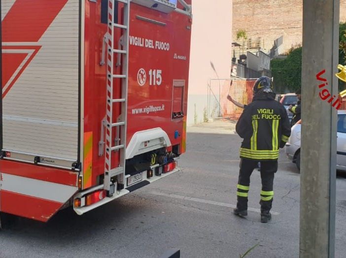 Asti: principio di incendio auto in Viale Partigiani. Intervengono i vigili del fuoco