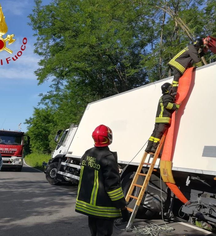 Ferrere: camion ribaltato sulla provinciale. Intervengono i vigili del fuoco