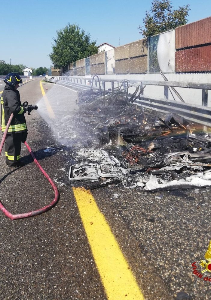 Un vigile del fuoco impegnato nello spegnimento degli ultimi tizzoni di un