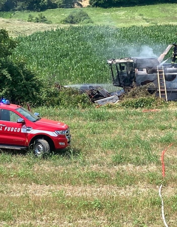 Moncucco Torinese: va a fuoco una mietitrebbia. Intervengono i vigili del fuoco (FOTO)