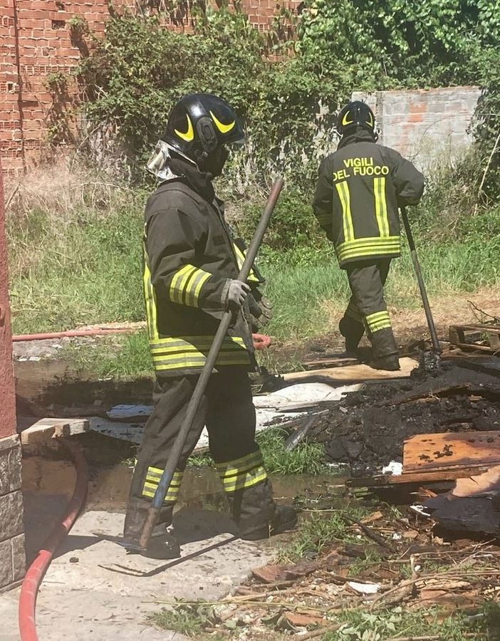 Baldichieri: a fuoco una legnaia. Fiamme domate dai vigili del fuoco