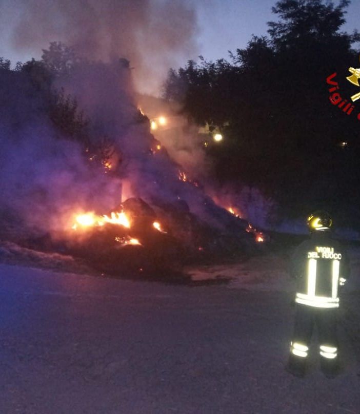 Frinco: a fuoco rotoballe e letame. Intervengono i vigili del fuoco