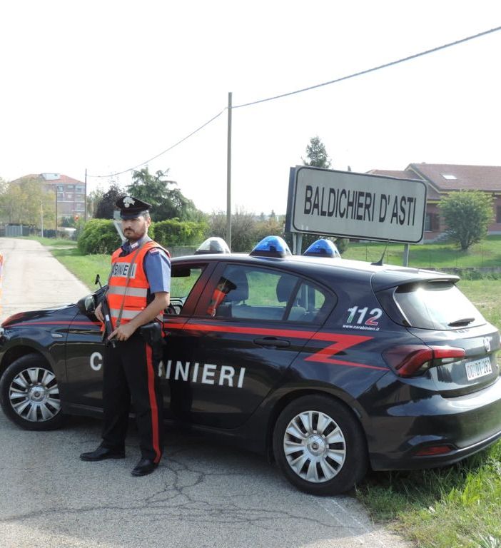 Finge di essere il fratello perché senza patente di guida da 17 anni: denunciato dai carabinieri