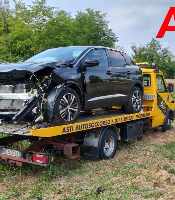 Montiglio: auto esce di strada e si schianta contro un plinto in cemento