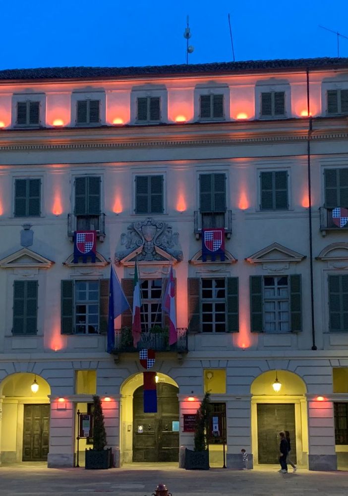Il municipio si tinge di rosa