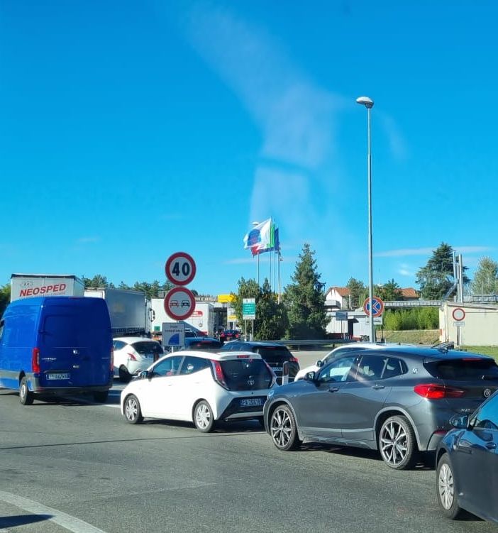 Mezzi in coda nei pressi del casello autostradale di Asti Ovest