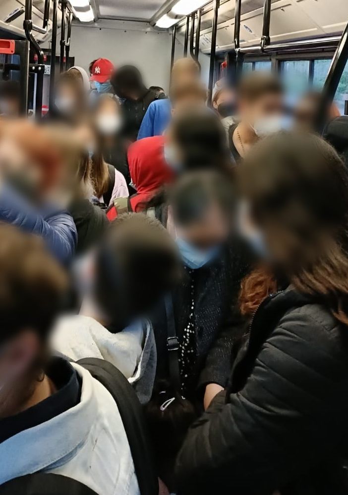 Due immagini (la seconda a fine articolo) di un autobus stipato di passeggeri (i volti sono stati sfocati per tutelarne la privacy)