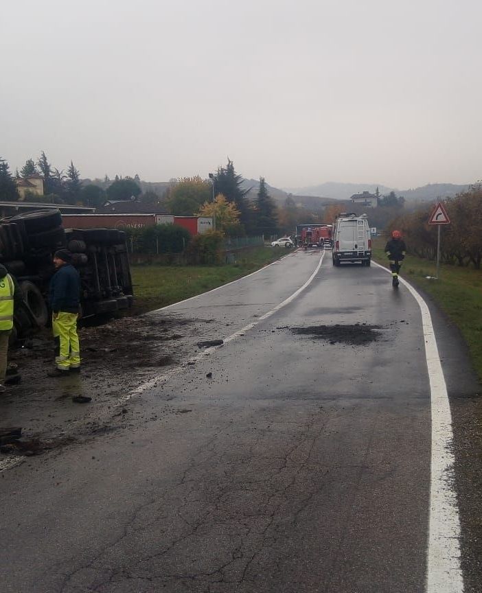 I lavori di recupero dell'Iveco Stralis ribaltatosi in mattinata