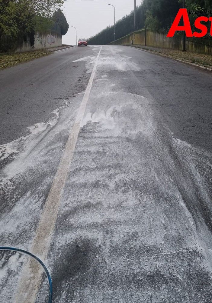 L'olio finito sulla carreggiata in via Spandre