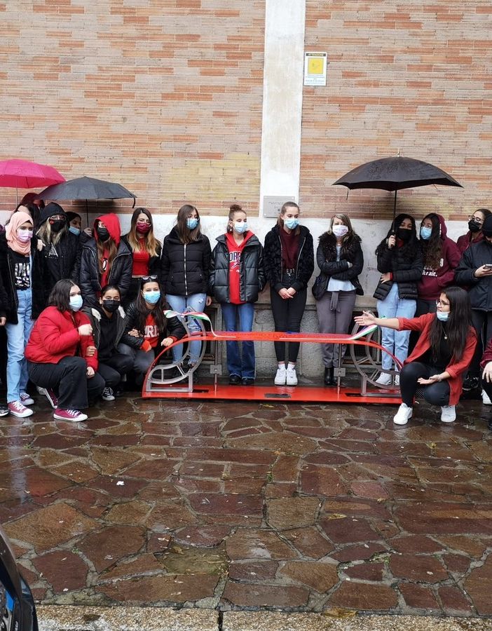 &quot;La strada della violenza si ferma qui&quot;: inaugurate due panchine rosse all'Artom di Asti e Canelli (FOTOGALLERY)