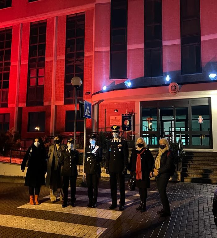 La caserma dei carabinieri si tinge di arancio in occasione della Giornata contro la violenza sulle donne (VIDEO)
