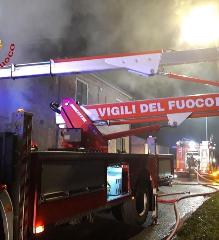 Squadre dei vigili del fuoco impegnate a Incisa Scapaccino
