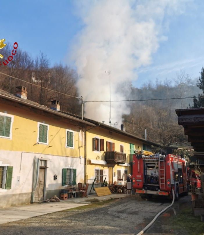 Mombercelli: a fuoco un deposito legna. Lungo intervento dei vigili del fuoco