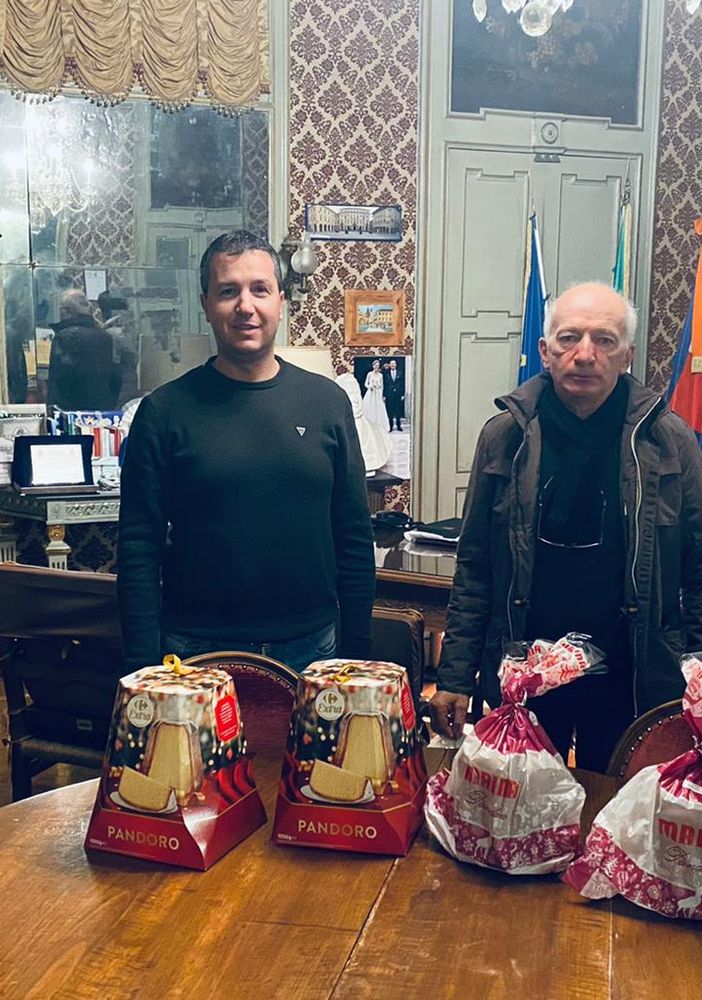 Il comune di San Damiano ha distribuito pandori e panettoni ad asili e alla Casa di riposo