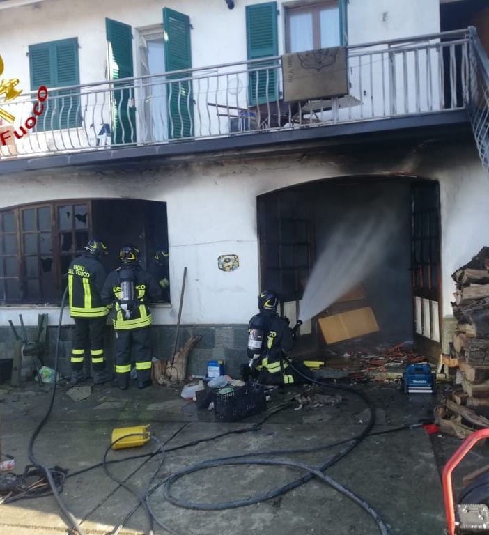 Intervento dei vigili del fuoco di Asti e Canelli per un incendio a Calamandrana