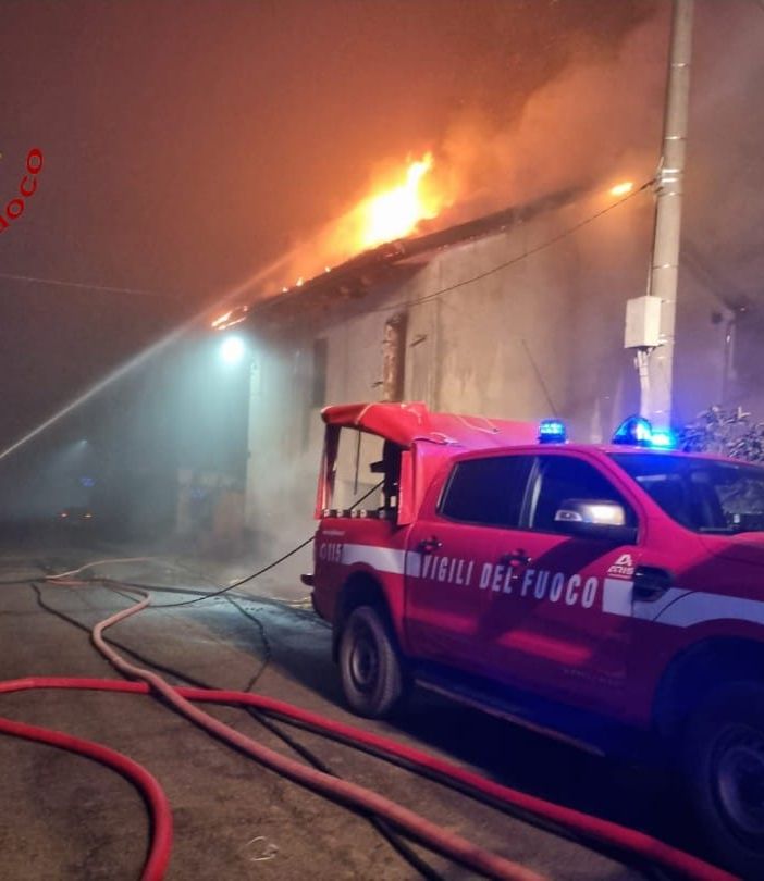 Cinaglio: a fuoco il tetto di una casa. I vigili del fuoco al lavoro per ore