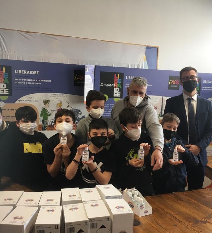 Trento e Giroldo con alcuni allievi dell'Istituto comprensivo