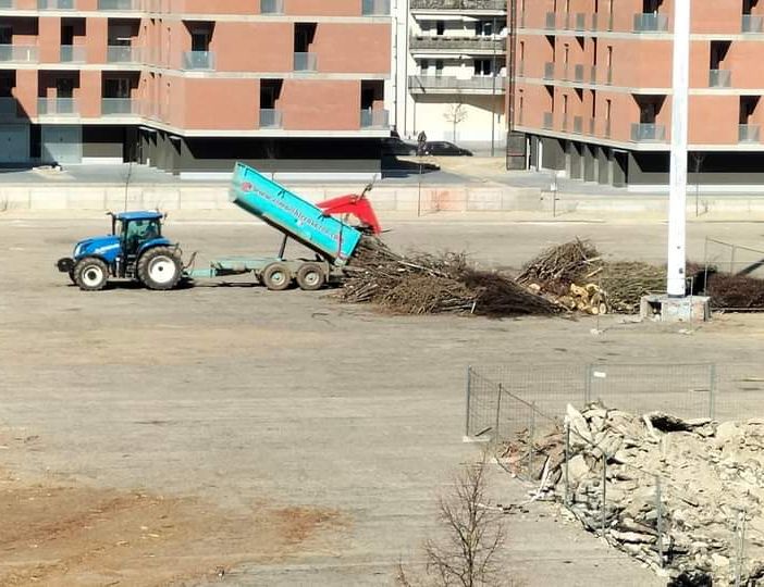 Le immagini dei rifiuti in piazza Cosma Manera (ex piazza d'Armi) cui fa riferimento la nota stampa di Ambiente Asti