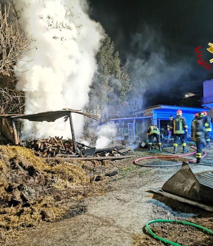 Incendio legnaia questa notte a Moransengo. Intervengono i vigili del fuoco