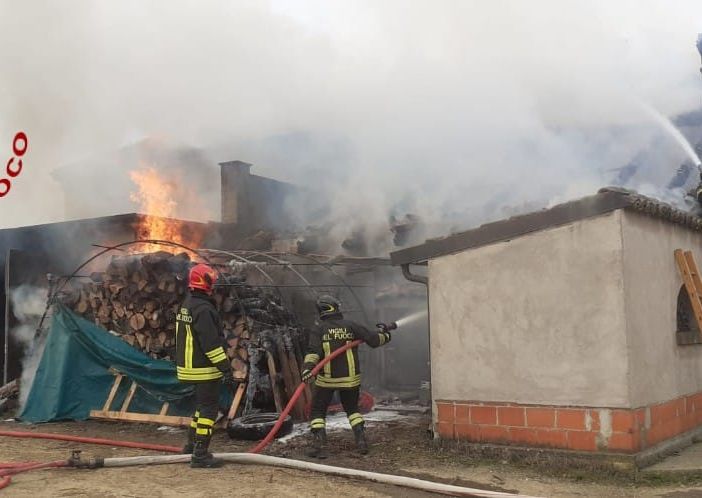Mombaruzzo: vasto incendio in un deposito di attrezzature meccaniche