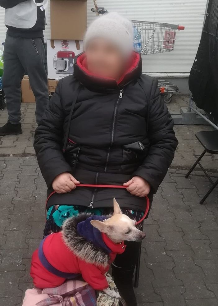 Una profuga ucraina giunta ad Asti con il suo cagnolino