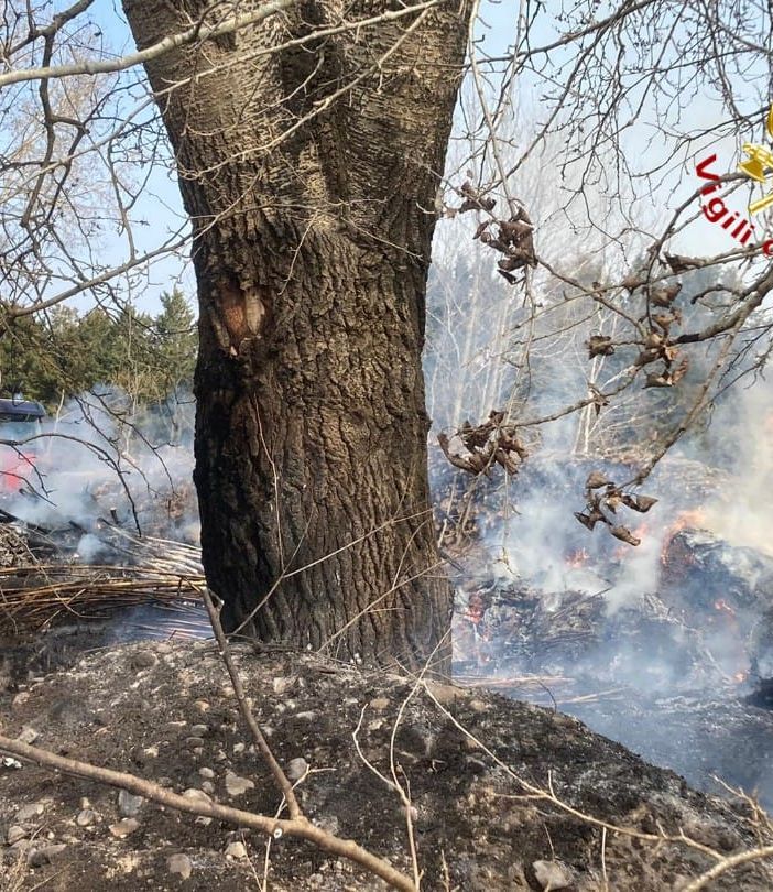 Esteso incendio sterpaglie e legname nel pomeriggio di oggi a Variglie