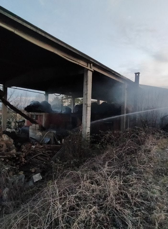 Agliano: grave incendio in un fienile. Salvi gli animali, grazie ai vigili del fuoco