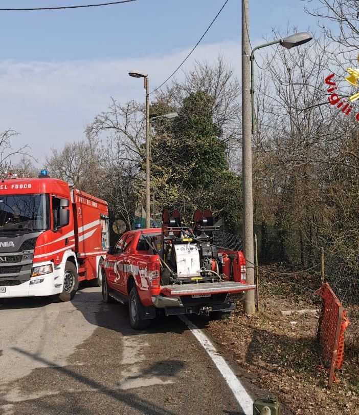 Le fiamme coinvolgono tre ettari di bosco a Sessant. Lunghissimo intervento dei vigili del fuoco