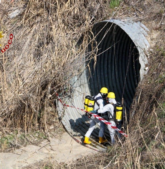 Spettacolare esercitazione dei vigili del fuoco nel condotto fognario di via Buozzi  (FOTOGALLERY)