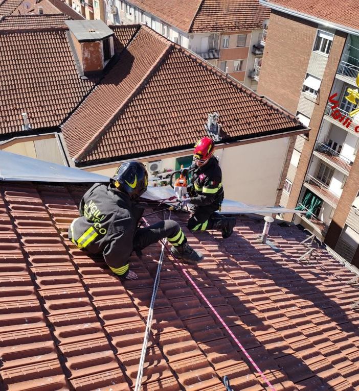 Forti raffiche di vento, i vigili del fuoco al lavoro per mettere in sicurezza grondaie e tegole divelte (FOTO)