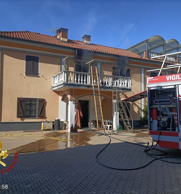 Esteso incendio in un'abitazione alla Boana. Sul posto i vigili del fuoco