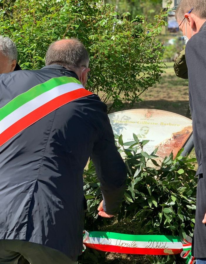 Il sindaco Maurizio Rasero con il presidente provinciale dell’Ordine dei Medici, Claudio Lucia, e il presidente provinciale del Movimento Federalistico Europeo, Davide Arri, posano la corona d’alloro davanti alla targa commemorativa di Gilberto Barbero, già presidente del CLN della provincia di Asti