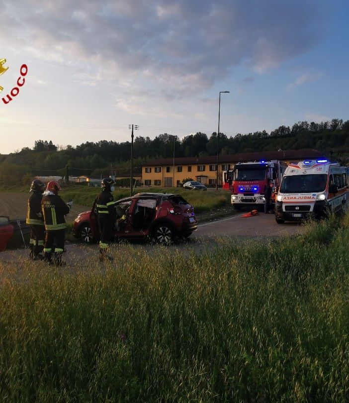 Auto ribaltata al raccordo tangenziale della Boana: due feriti