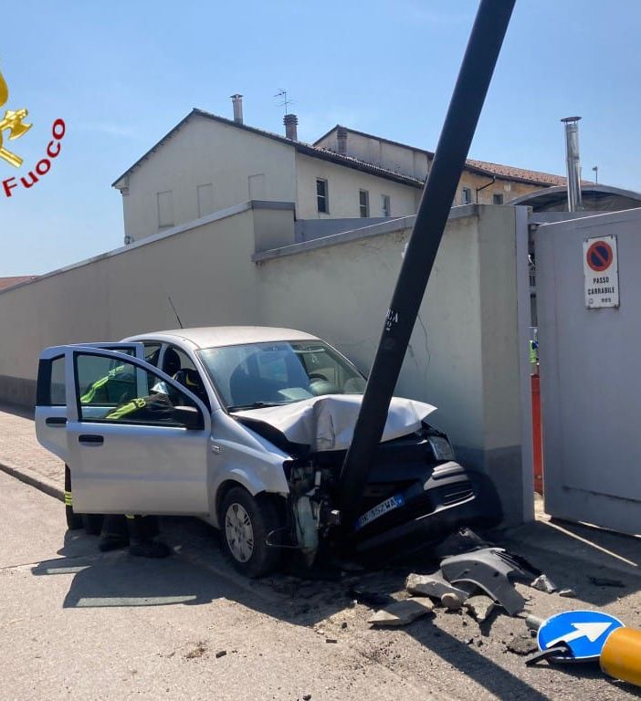 Alcune immagini dei soccorsi all'anziano automobilista (Fonte: web)