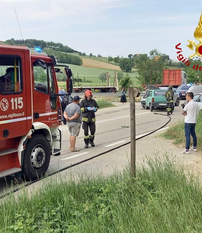 Intervento dei vigili del fuoco per un incidente che ha coinvolto tre auto