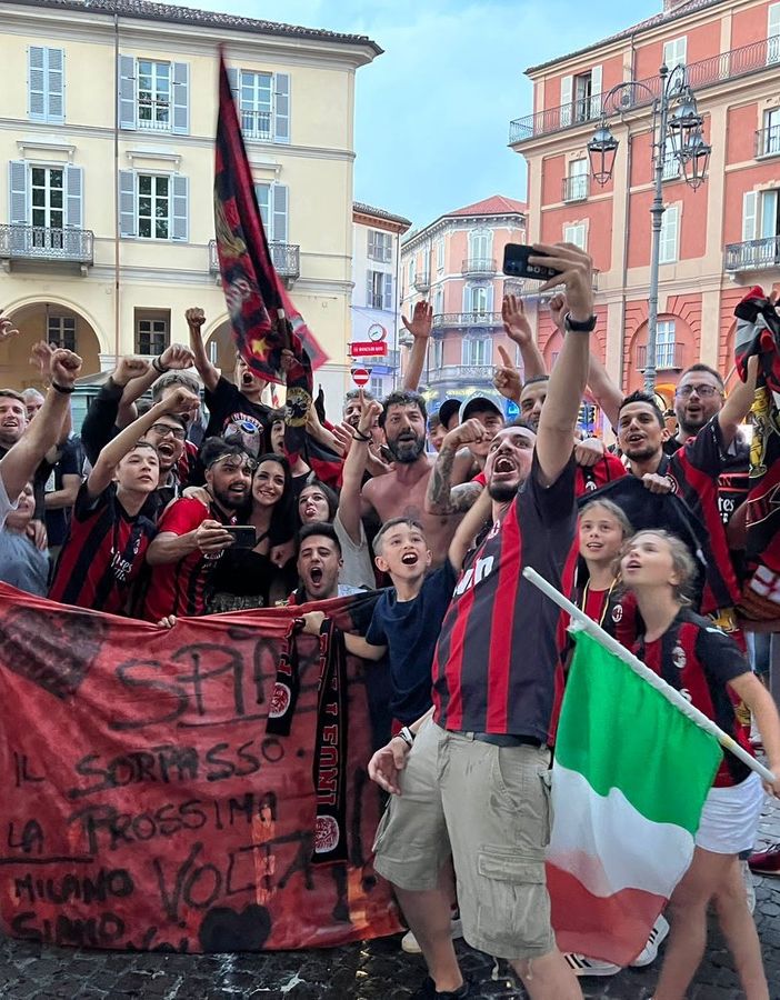 Due immagini, che pubblichiamo per gentile concessione di Gabriele Strozza -Strauss, dei festeggiamenti astigiani dei tifosi rossoneri