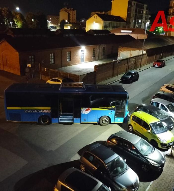 Asti: tre ragazzi mettono in moto autobus e prendono in pieno un'auto in sosta