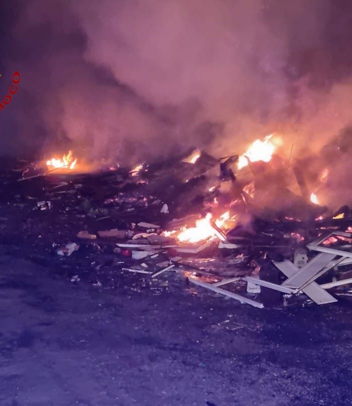 Ennesima notte di fuoco al campo nomadi di via Guerra: i pompieri al lavoro dalle 3 del mattino per tutto il giorno (FOTO E VIDEO)