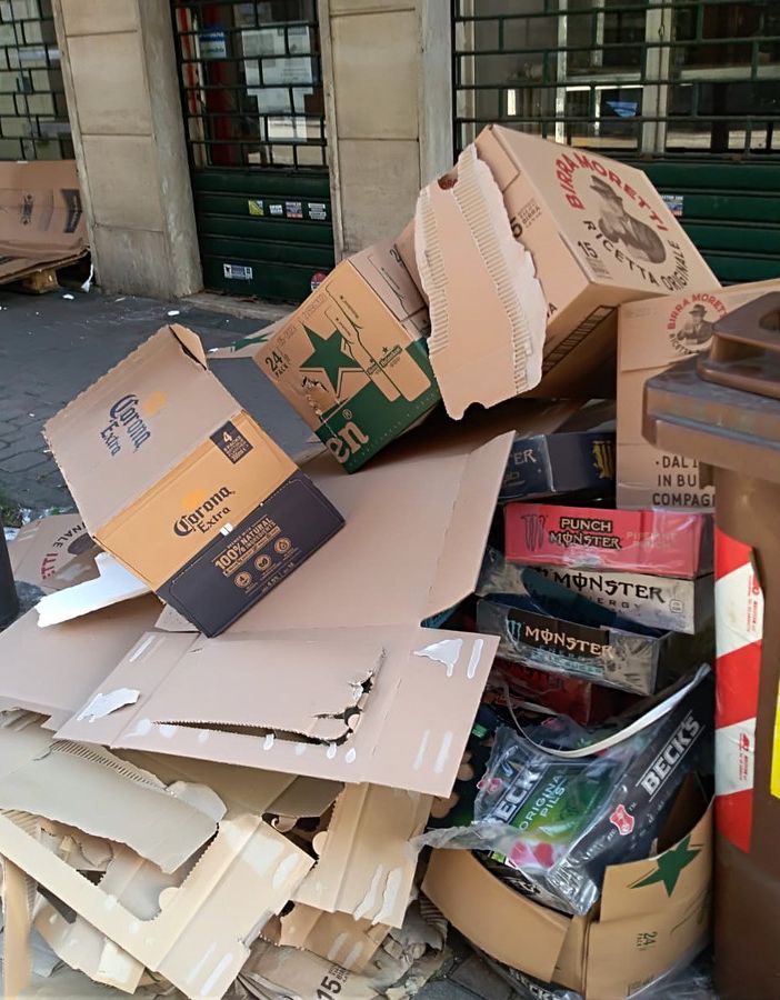 Un cumulo di immondizia abbandonata nella via