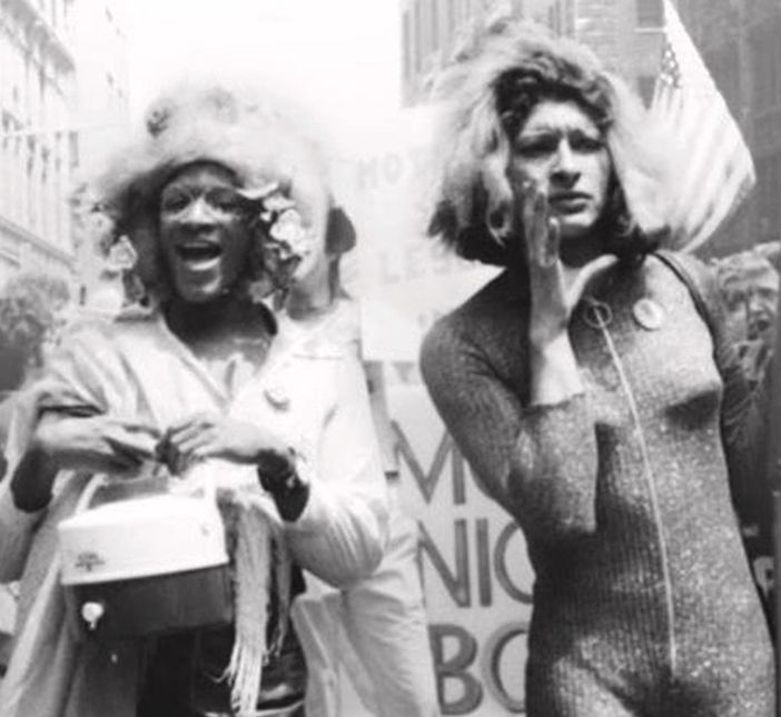 Marsha P Jhonson e Sylvia Rivera, le trans che hanno animato la notte di Stonewall e sono riconosciute come le persone che hanno dato vita al movimento LGBTQI+, prima negli USA e poi nel mondo