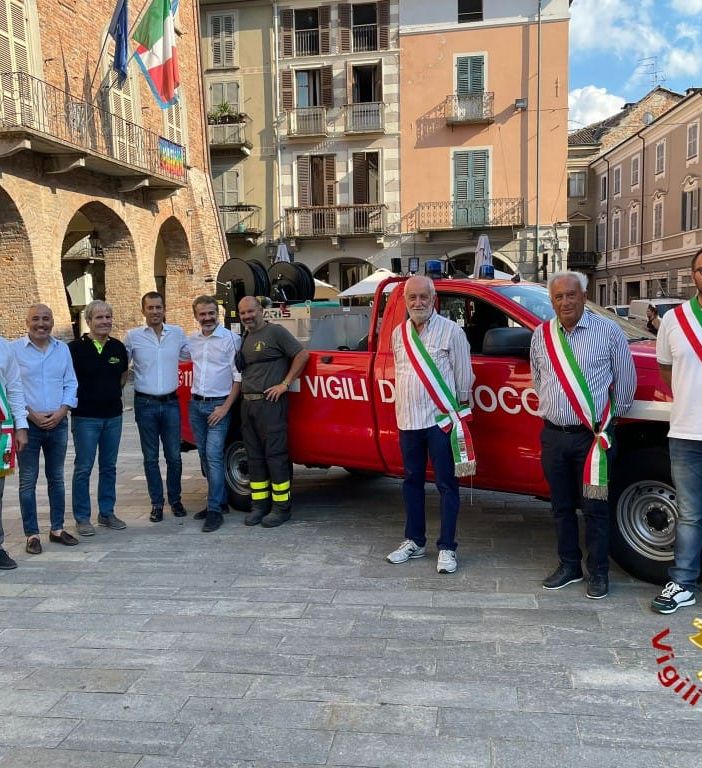 Due immagini (la seconda a fine articolo) inerenti l'inaugurazione del nuovo mezzo dei vigili del fuoco nicesi Due immagini (la seconda a fine articolo) inerenti l'inaugurazione del nuovo mezzo dei vigili del fuoco nicesi