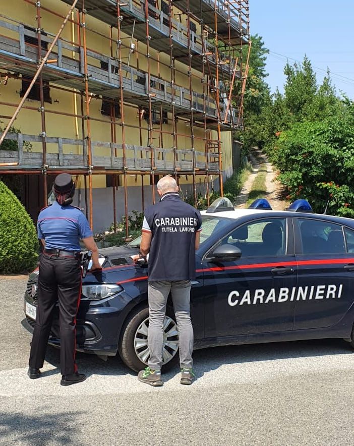 Sicurezza nei cantieri: carabinieri trovano cavo alta tensione su ponteggio. Tre denunciati